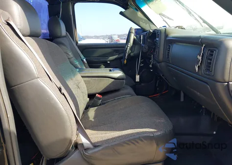 2002 Chevrolet Silverado 1500 z USA, uszkodzony, nr VIN 1GCEC14W82Z205064